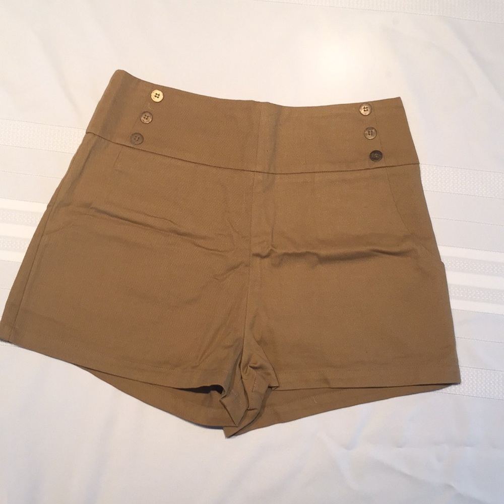 High-wasted khaki shorts